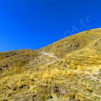 En face… le sentier poursuit sa montée