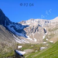 Au fond, à droite : le Mont Pelat