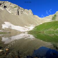 Reflets sur le lac sans nom et au fond, col de la Petite Cayolle
