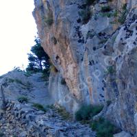 Sentier taillé dans le rocher